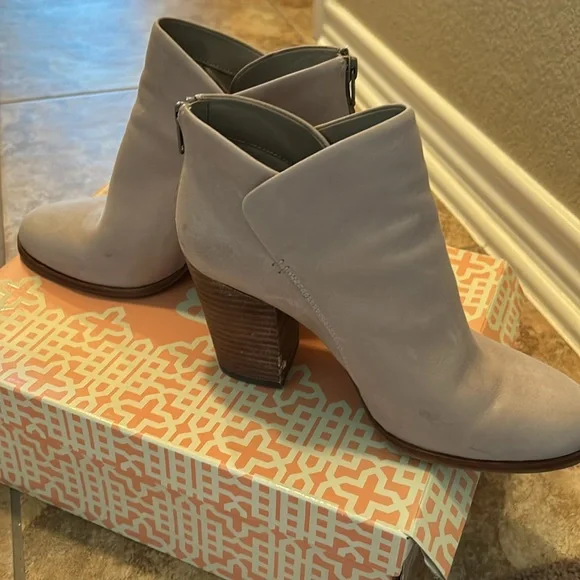 Women’s ankle boots in size 8 1/2. - Picture 6 of 9